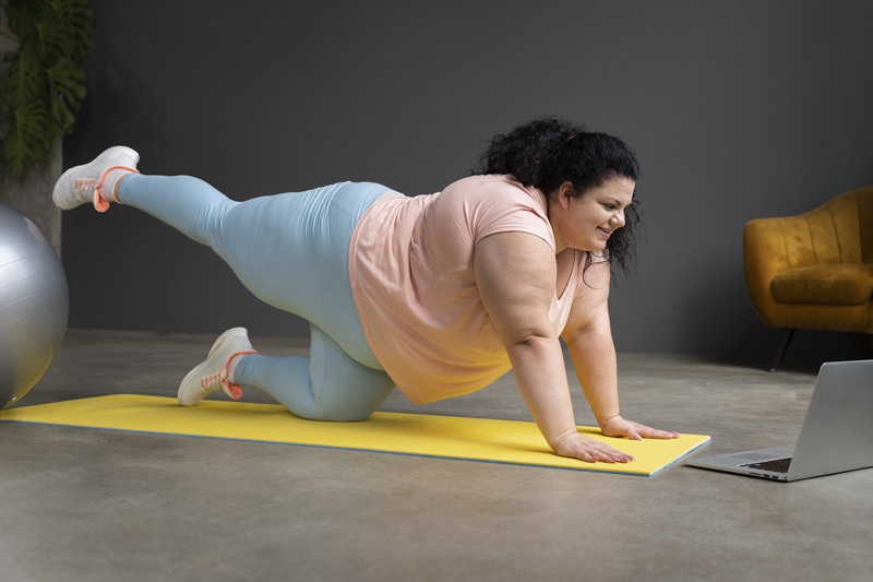 full-shot-woman-exercising-gym